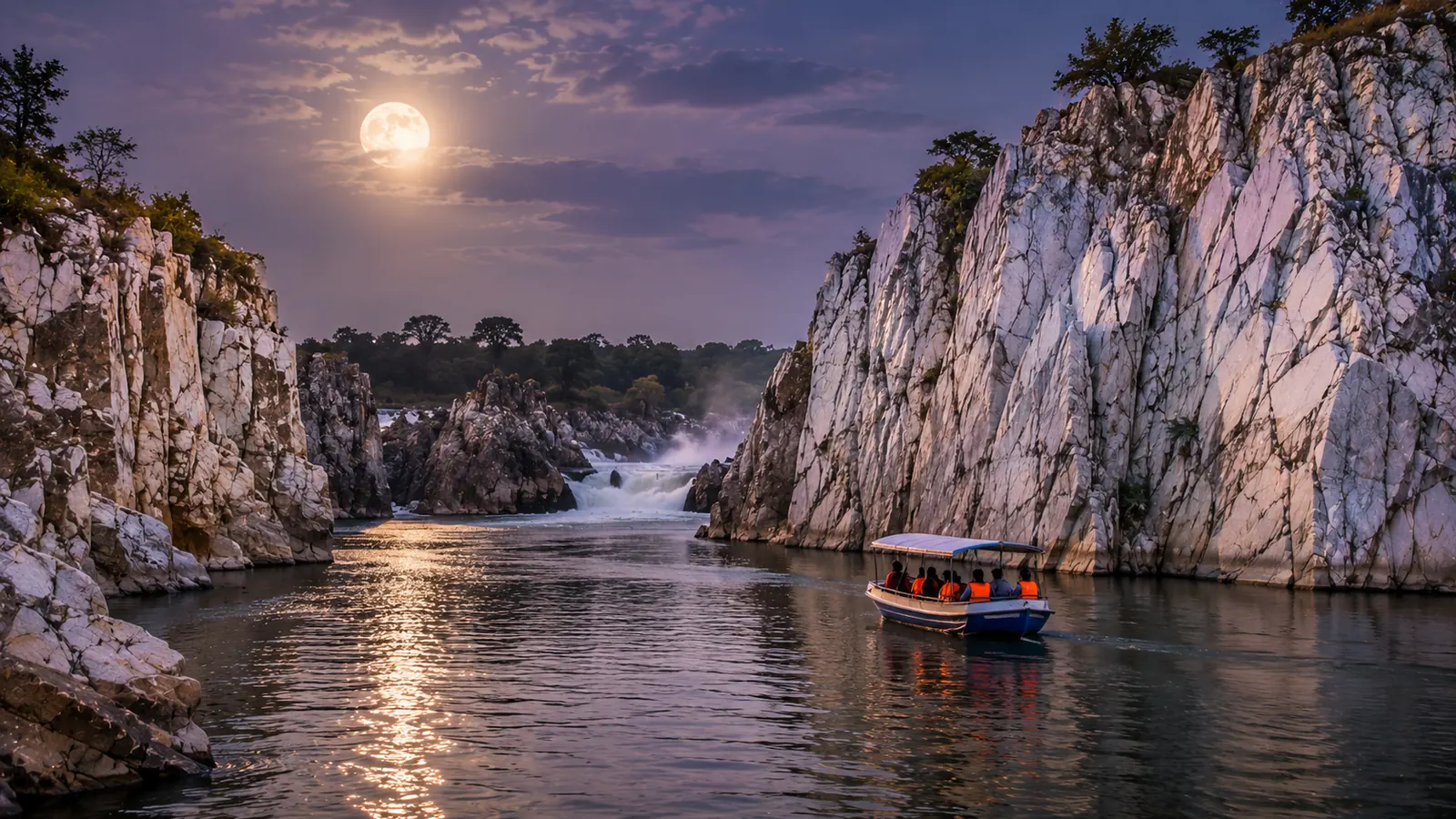 Marble rocks gorge at Bhedaghat on the Narmada river, Jabalpur