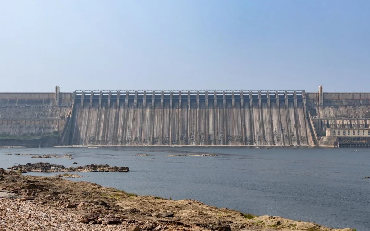 The masonry wall and reservoir of the Nagarjuna Sagar Dam, Telangana